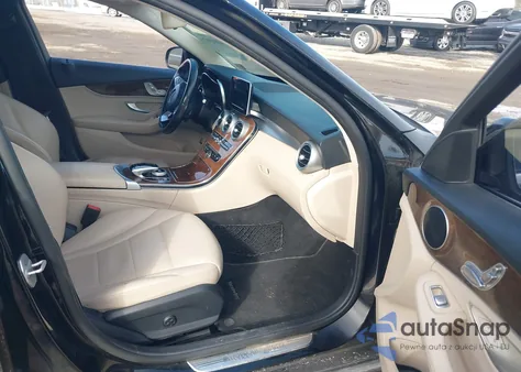 2016 Mercedes-Benz C 300 z USA, uszkodzony, nr VIN 55SWF4JB5GU129684